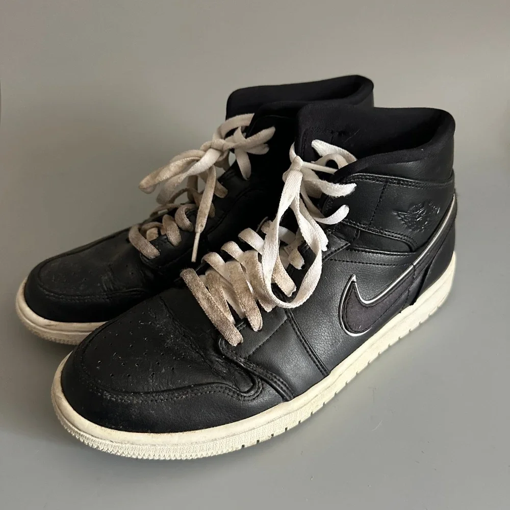 Nike Air Jordan 1 Mid Mens Black White Basketball Shoes 554724-049 Size 10.5
